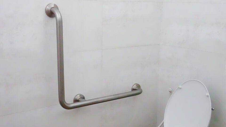 Why It’s Smart to Install a Grab Bar by Toilets