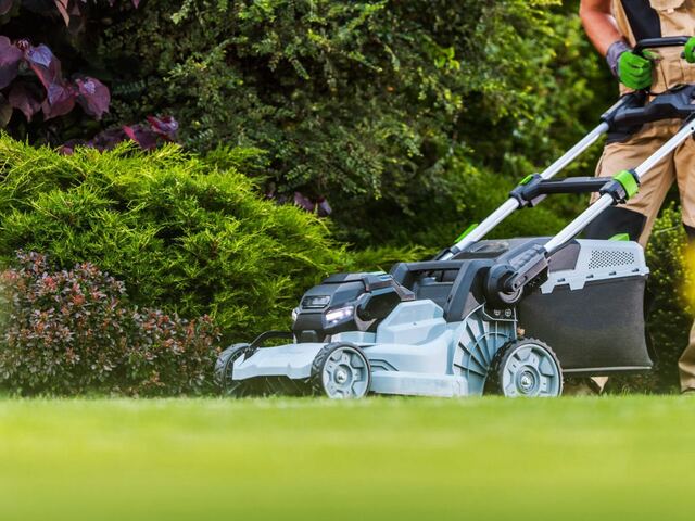 Landscape Mulching, Weeding, Trimming
